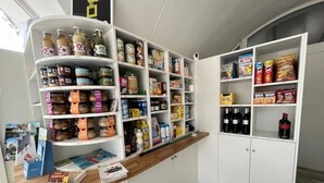Una despensa bien organizada con diversos alimentos y bebidas.