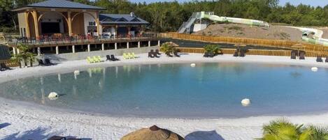 Innendørsbasseng og et oppvarmet basseng