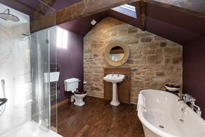 Cottage | Bathroom | Separate tub and shower, deep soaking tub, free toiletries, bathrobes - Romantic Luxury 1-bed Cottage in Alnwick (Alnwick)