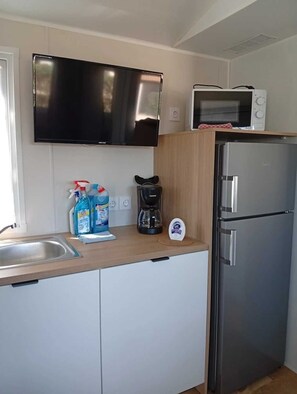Køleskab, mikrobølgeovn, kogeplade, brødrister