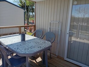 Outdoor dining - ZEcamping 3 étoiles toboggans piscine locatif TV BBQ clim 33m2 4 pers (Massillargues-Attuech)