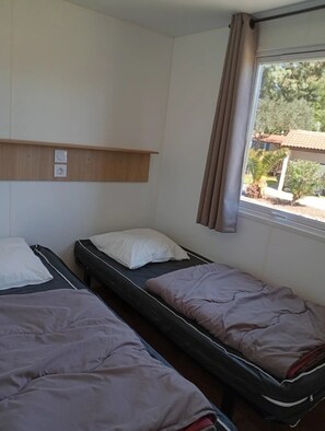 2 bedrooms, WiFi - ZEcamping 3 étoiles toboggans piscine locatif TV BBQ clim 33m2 4 pers (Massillargues-Attuech)