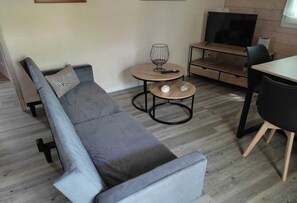 Tv och ett bordtennisbord