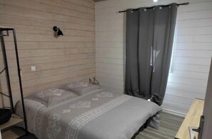 3 bedrooms, WiFi - ZEcamping 3* toboggans piscine locatif TV BBQ clim 60m2 6 pers (Massillargues-Attuech)