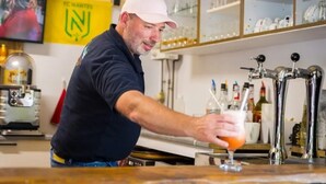 Una persona sirviendo una bebida de un grifo en un vaso.