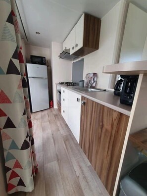 Kühlschrank, Mikrowelle, Herdplatte, Geschirrspüler