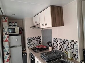 Refrigerador, microondas, placa de cocina, lavavajillas