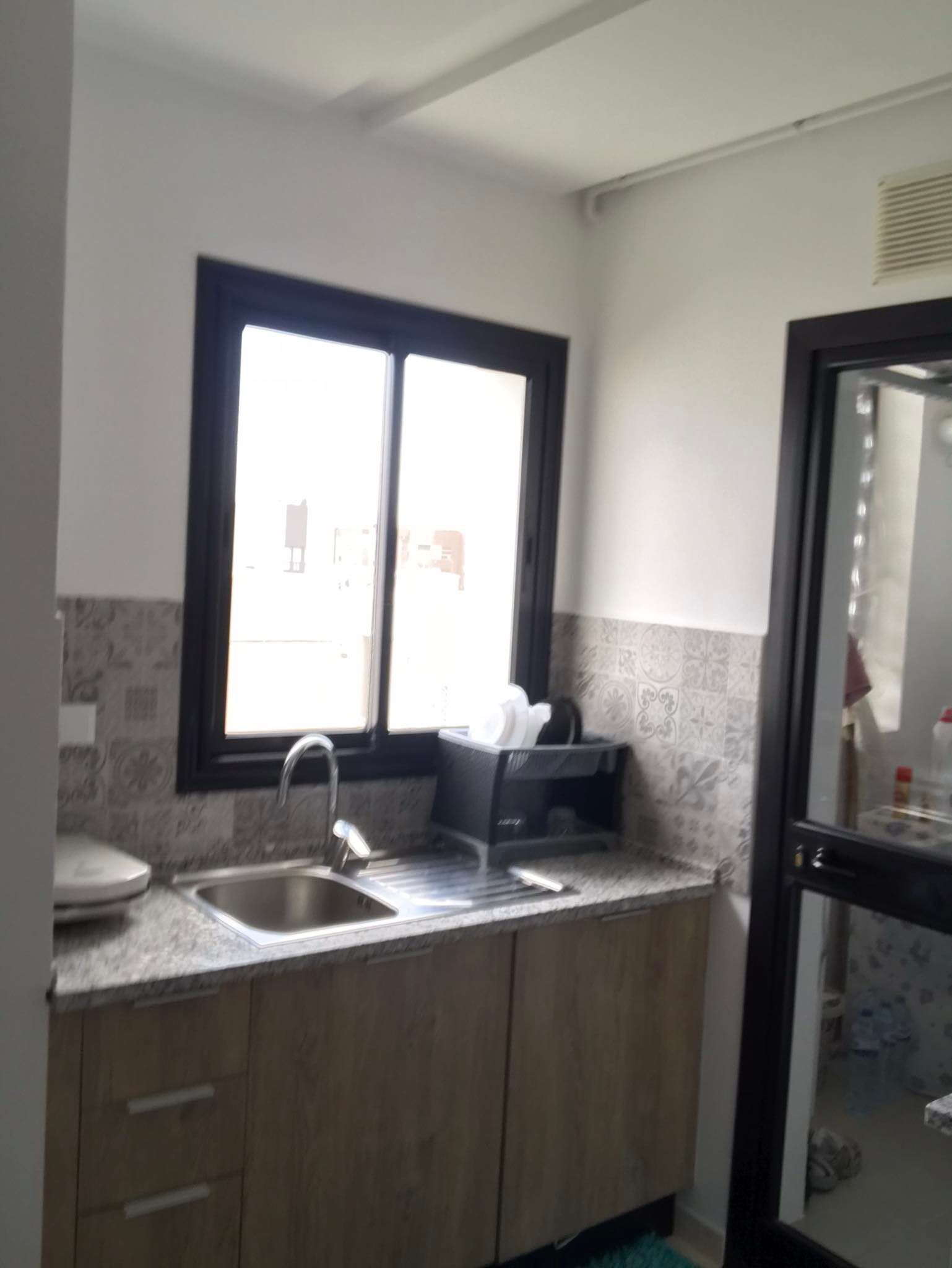 Mikrobølgeovn, ovn, kokeplater og kjøkkenutstyr