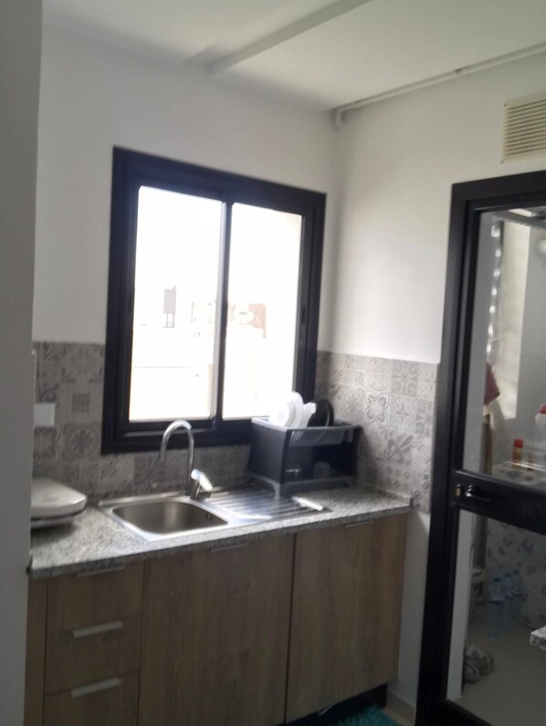 Microondas, horno, placa de cocina y utensilios de cocina