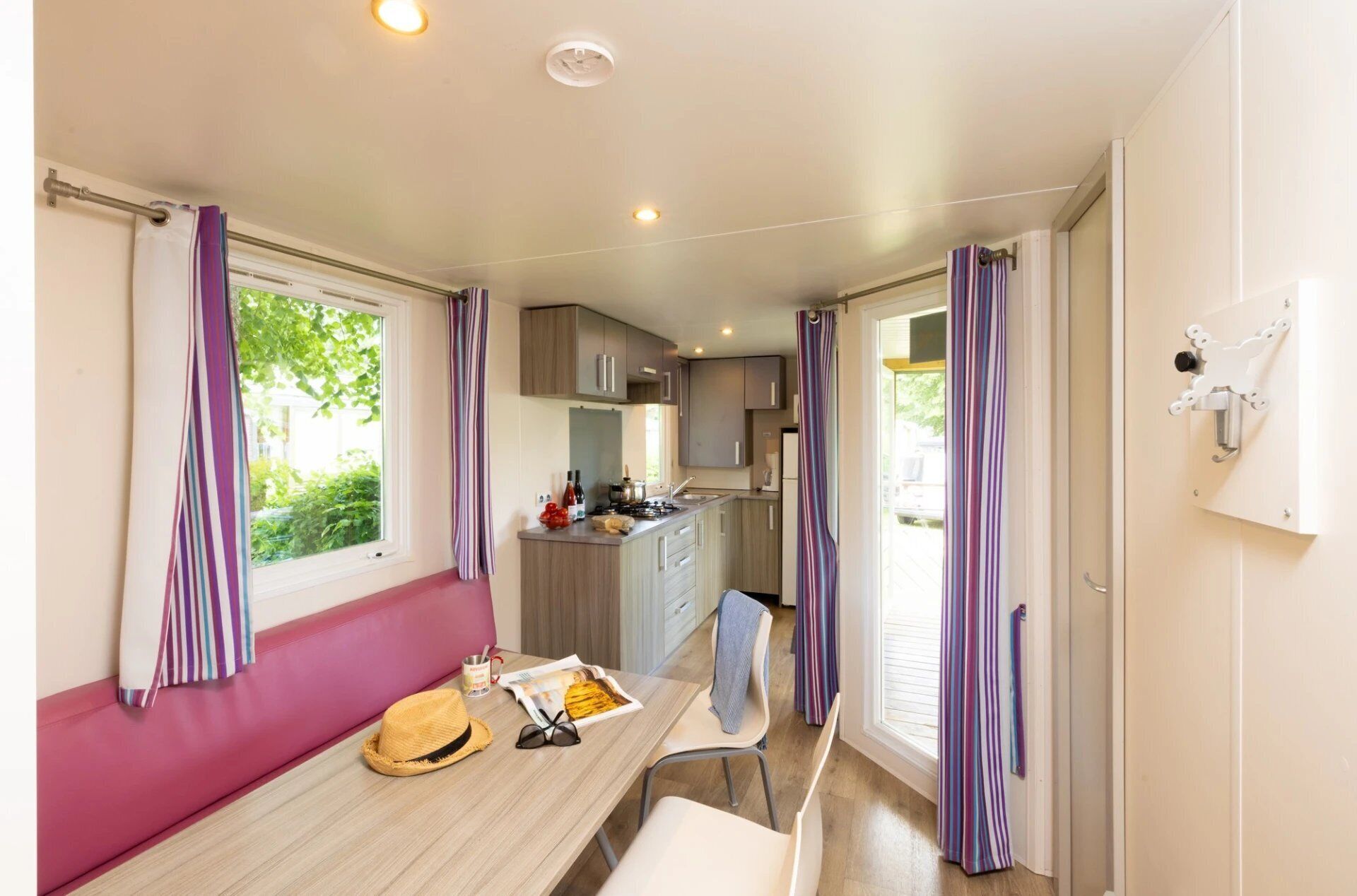 ثلاجة، ميكروويف، موقد طهي مسطح