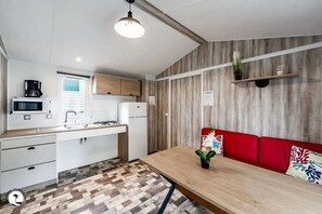 Een koelkast, een microgolfoven, een kookplaat