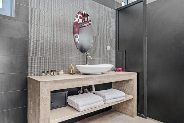 Toallas, jabón, papel de baño 