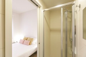 1st A Mirante - Room 3 | Salle de bain | Douche, sèche-cheveux, serviettes fournies