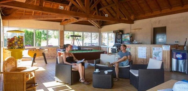 Games room - Camping 3 étoiles - Piscine - eeiiei (Saulieu)