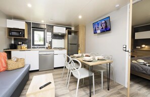 Kjøleskap, mikrobølgeovn, kokeplater og oppvaskmaskin