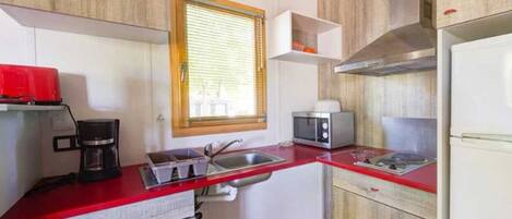 Réfrigérateur, four à micro-ondes, surface de cuisson