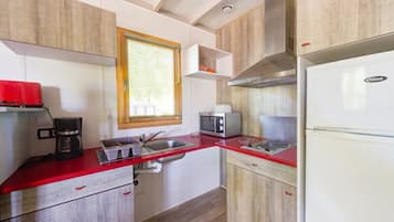 Fridge, microwave, stovetop