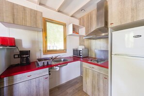 Fridge, microwave, stovetop