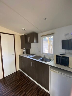 Fridge, microwave, stovetop