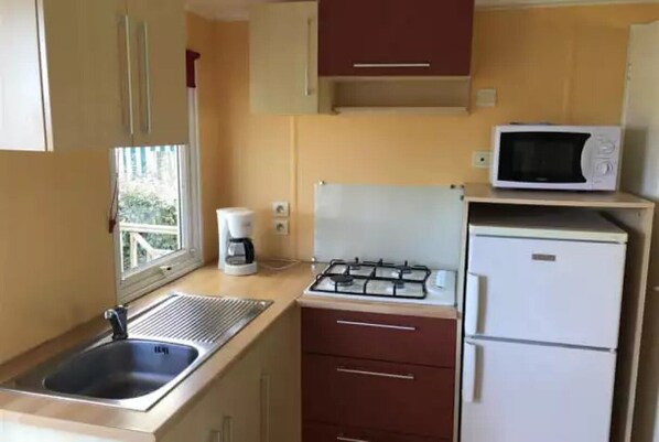 Fridge, microwave, stovetop