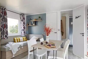 Dining - ZEcamping 3 étoiles piscine chauffée locatif TV 35m2 (Guémené-Penfao)