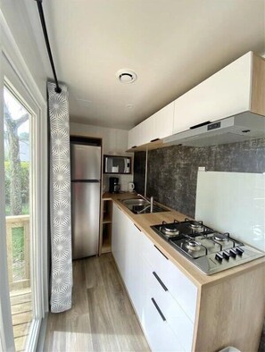 Fridge, microwave, stovetop - Camping 3 étoiles - Piscine - eeceed (Guémené-Penfao)