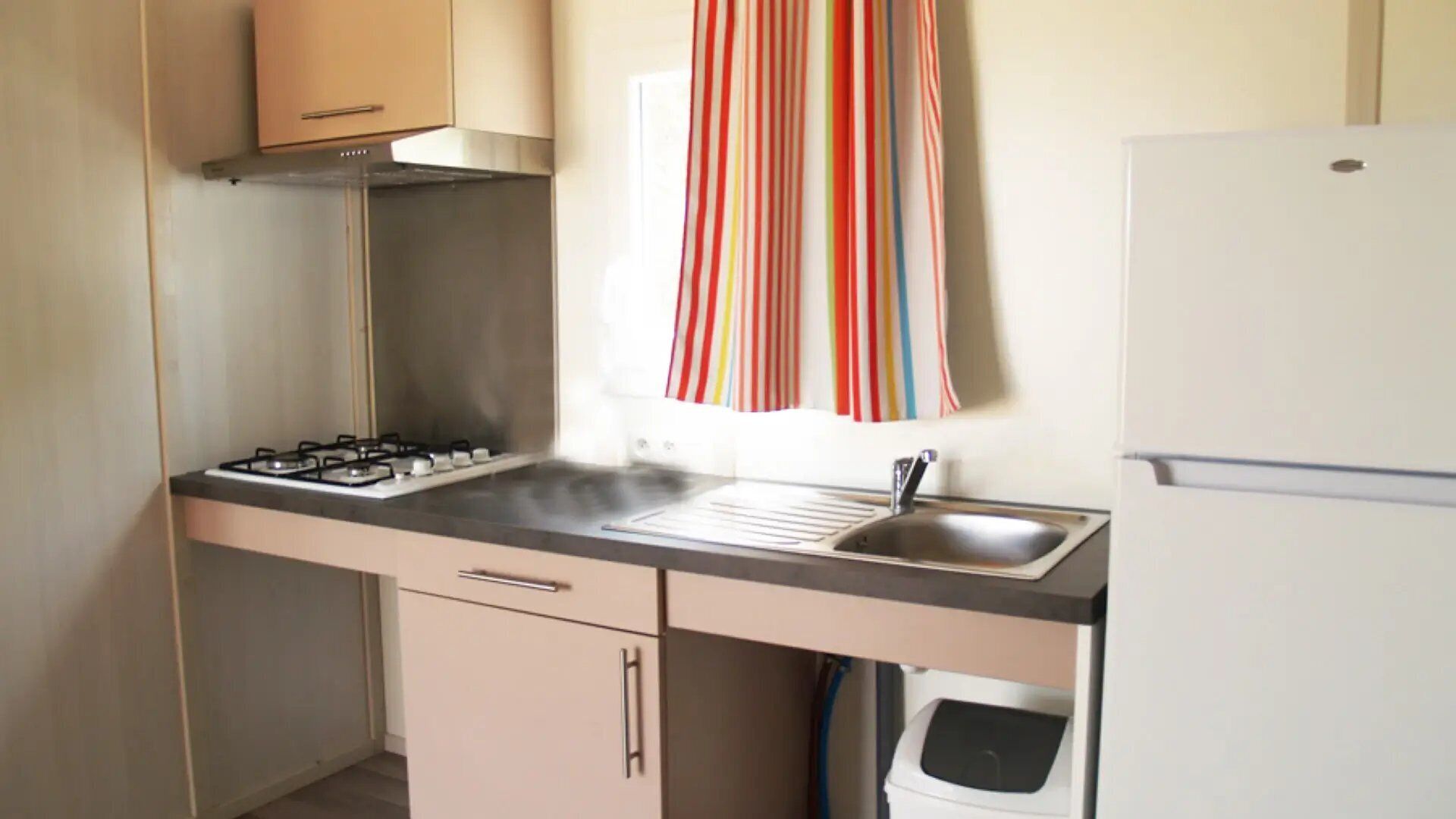 Réfrigérateur, micro-ondes, plaque de cuisson