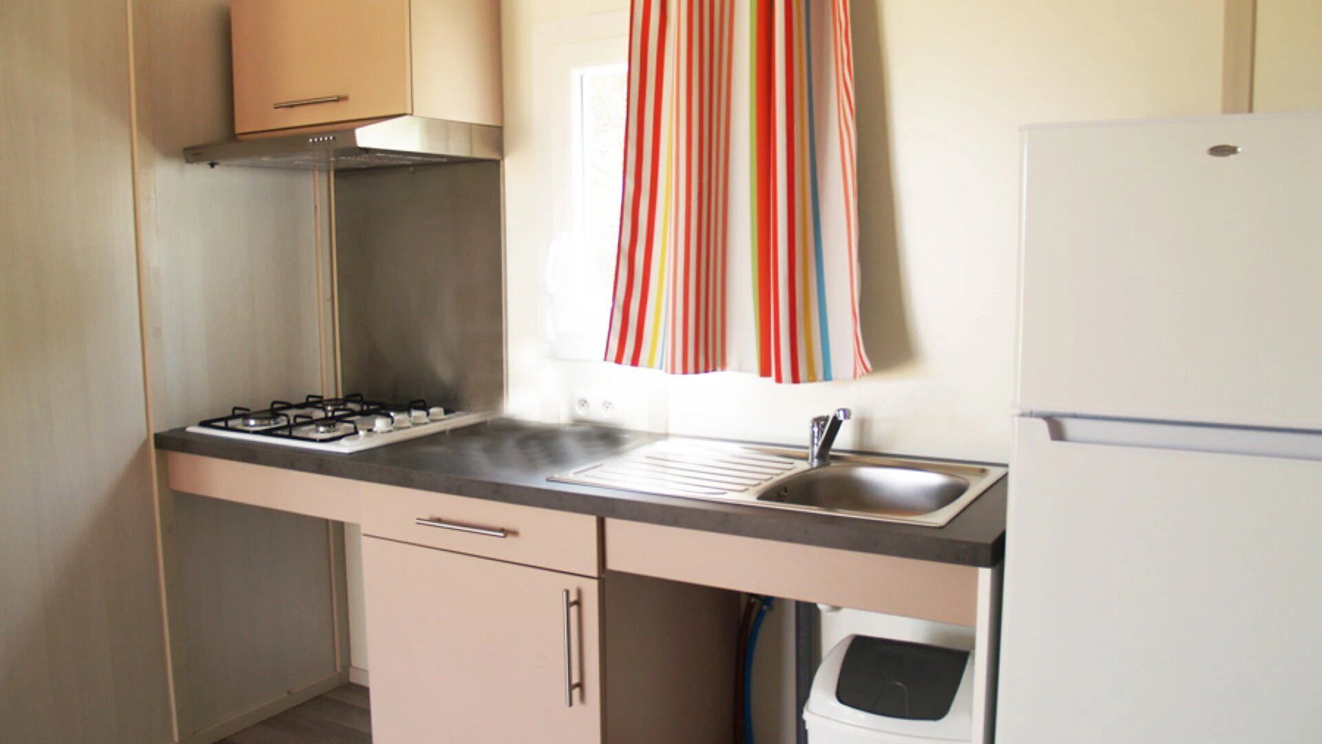 Réfrigérateur, micro-ondes, plaque de cuisson