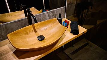 Doccia, asciugacapelli, asciugamani, sapone