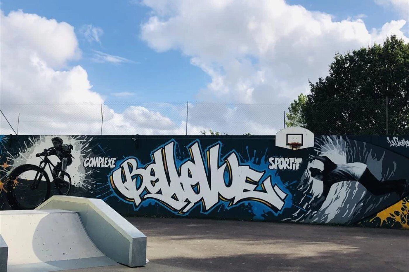 Ein Basketballplatz mit Graffiti und einem Basketballkorb.