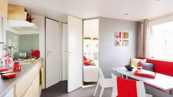 Een koelkast, een microgolfoven, een kookplaat