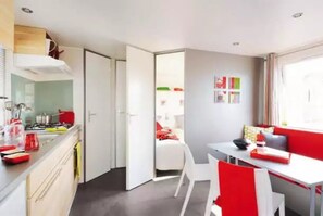 Fridge, microwave, stovetop - Camping 3 étoiles - Piscine  - eeceec (Guémené-Penfao)