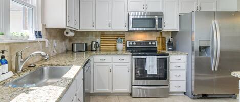 Fridge, microwave, stovetop, dishwasher