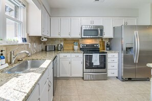 Réfrigérateur, micro-ondes, plaque de cuisson, lave-vaisselle