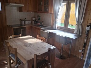 Refrigerador, microondas y parrilla de estufa 