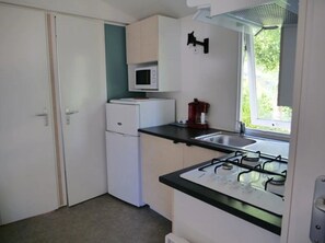 Fridge, microwave, stovetop