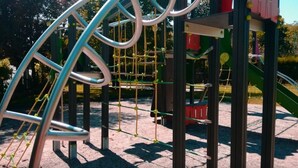 Une aire de jeux avec une structure d’escalade et un toboggan.