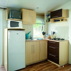 Jääkaappi, mikroaaltouuni, liesi