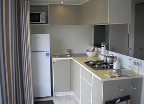 Kjøleskap, mikrobølgeovn og kokeplater