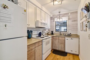 冰箱、微波炉、烤箱、炉灶