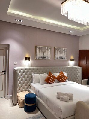 3 bedrooms, in-room safe, blackout drapes, soundproofing - MacDonald Apartments A5  (Lagos)