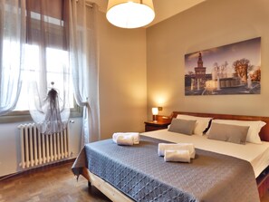 3 bedrooms, desk, iron/ironing board, travel cot