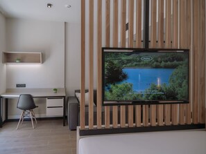 Caja de seguridad en la habitación, muebles diferentes y escritorio