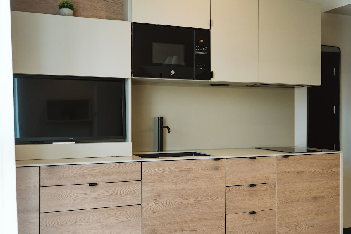 Private kitchen | Mini-fridge, microwave, stovetop, cookware/dishes/utensils