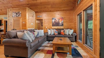 Chalet rustique, Plusieurs lits, baignoire à remous | Aire de séjour | Téléviseur à écran plat de 50 po avec télévision numérique, téléviseur