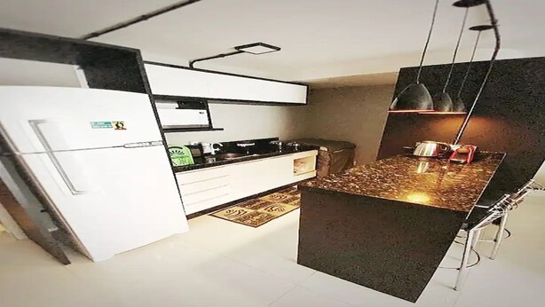 Una cocina compacta con refrigerador, estufa y microondas.