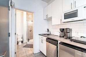 Microwave, coffee/tea maker - Chez Mont Royal Apartments (Montreal)
