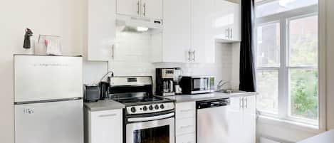 Family Apartment, 3 Bedrooms, Balcony | Private kitchen | Microwave, coffee/tea maker