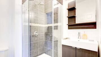 Hair dryer, towels, shampoo, toilet paper