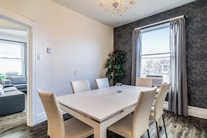 Standard Apartment, 4 Bedrooms, Balcony | In-room dining - Chez Mont Royal Apartments (Montreal)